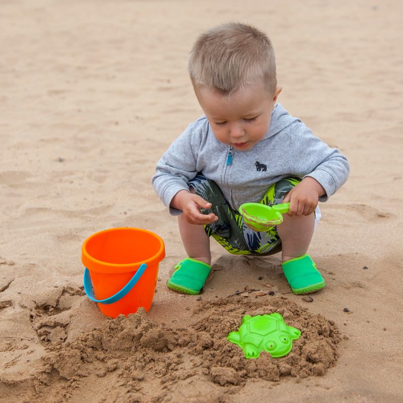 Kind spielt im Sand